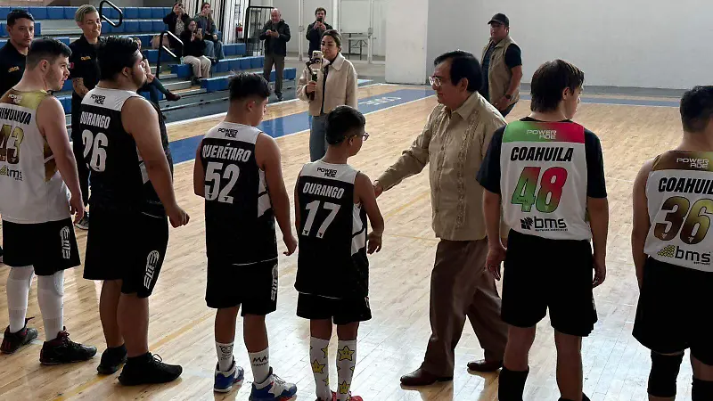 El alcalde felicitó a cada uno de los jugadores. 